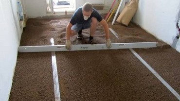 Выполняем полусухую стяжку пола