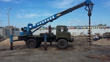 Бурение ям под столбы и опоры