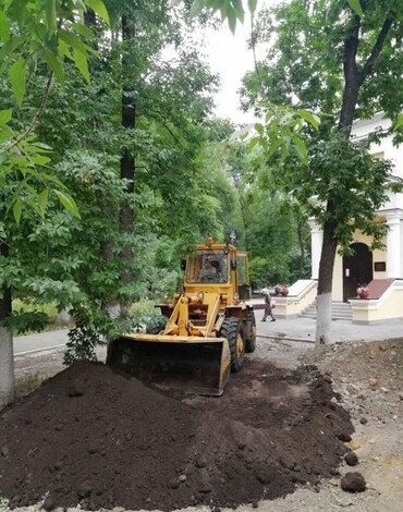 Рытьё траншей, ям, колодцев. Бурение ям, планировка