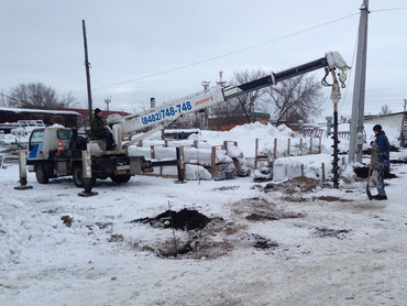 Бурение ям под столбы и опоры