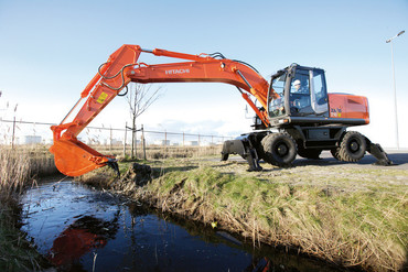 HITACHI ZX210