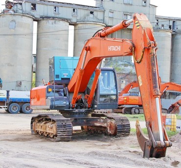  Hitachi ZX-330